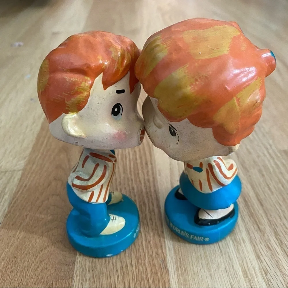 NEW YORK WORLD'S FAIR KISSING BOBBLEHEAD NODDERS Vintage 1963 Pair